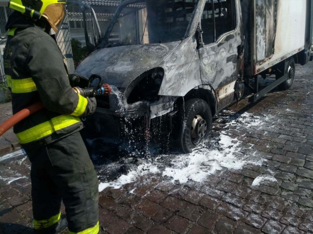 Caminhão pega fogo no bairro universitário em Bento