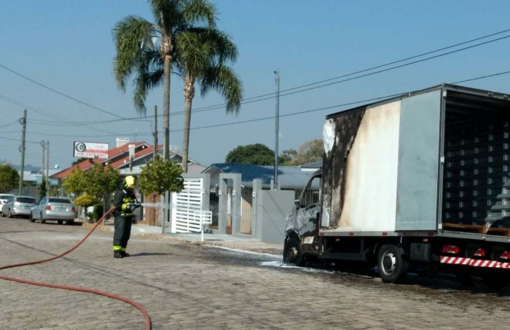 Caminhão pega fogo no bairro universitário em Bento