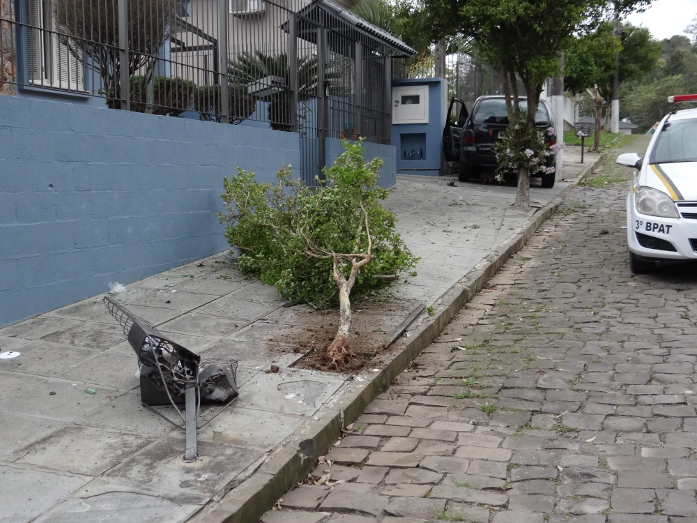 Carro fica prensado entre poste e muro em Carlos Barbosa