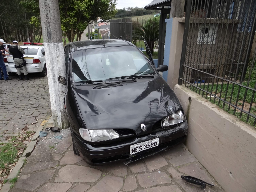 Carro fica prensado entre poste e muro em Carlos Barbosa