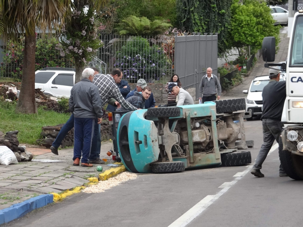 Empilhadeira tomba em rua da área central de Garibaldi