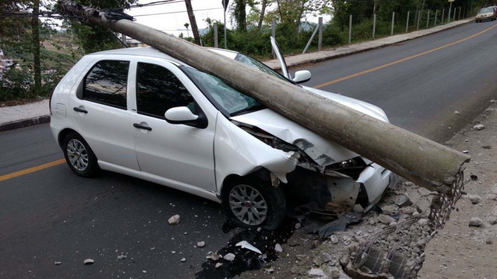 Carro bate em poste na Estrada da Vindima em Bento Gonçalves