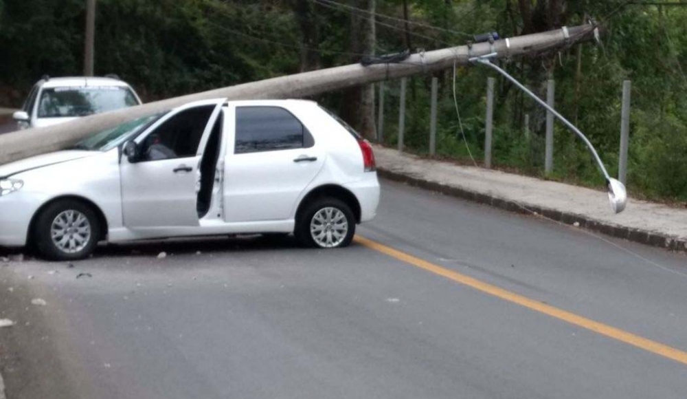 Carro bate em poste na Estrada da Vindima em Bento Gonçalves