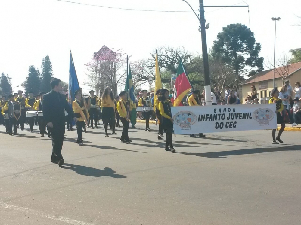 Milhares de pessoas assistem aos desfiles de Garibaldi, Barbosa e Bento