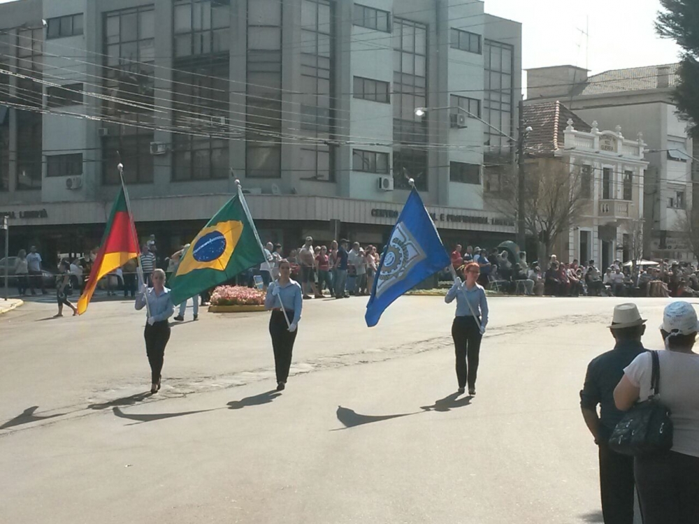 Milhares de pessoas assistem aos desfiles de Garibaldi, Barbosa e Bento