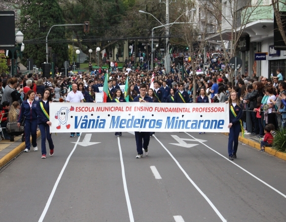 Milhares de pessoas assistem aos desfiles de Garibaldi, Barbosa e Bento