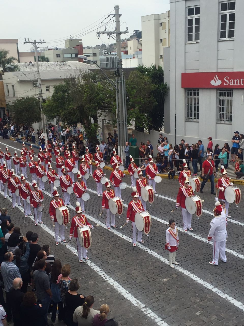 Milhares de pessoas assistem aos desfiles de Garibaldi, Barbosa e Bento