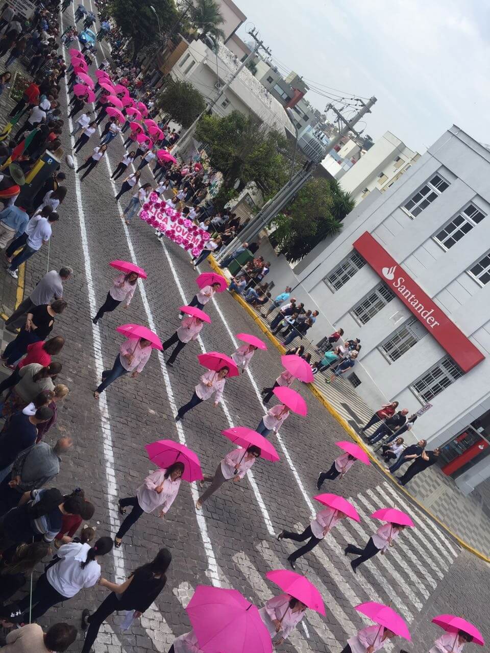 Milhares de pessoas assistem aos desfiles de Garibaldi, Barbosa e Bento