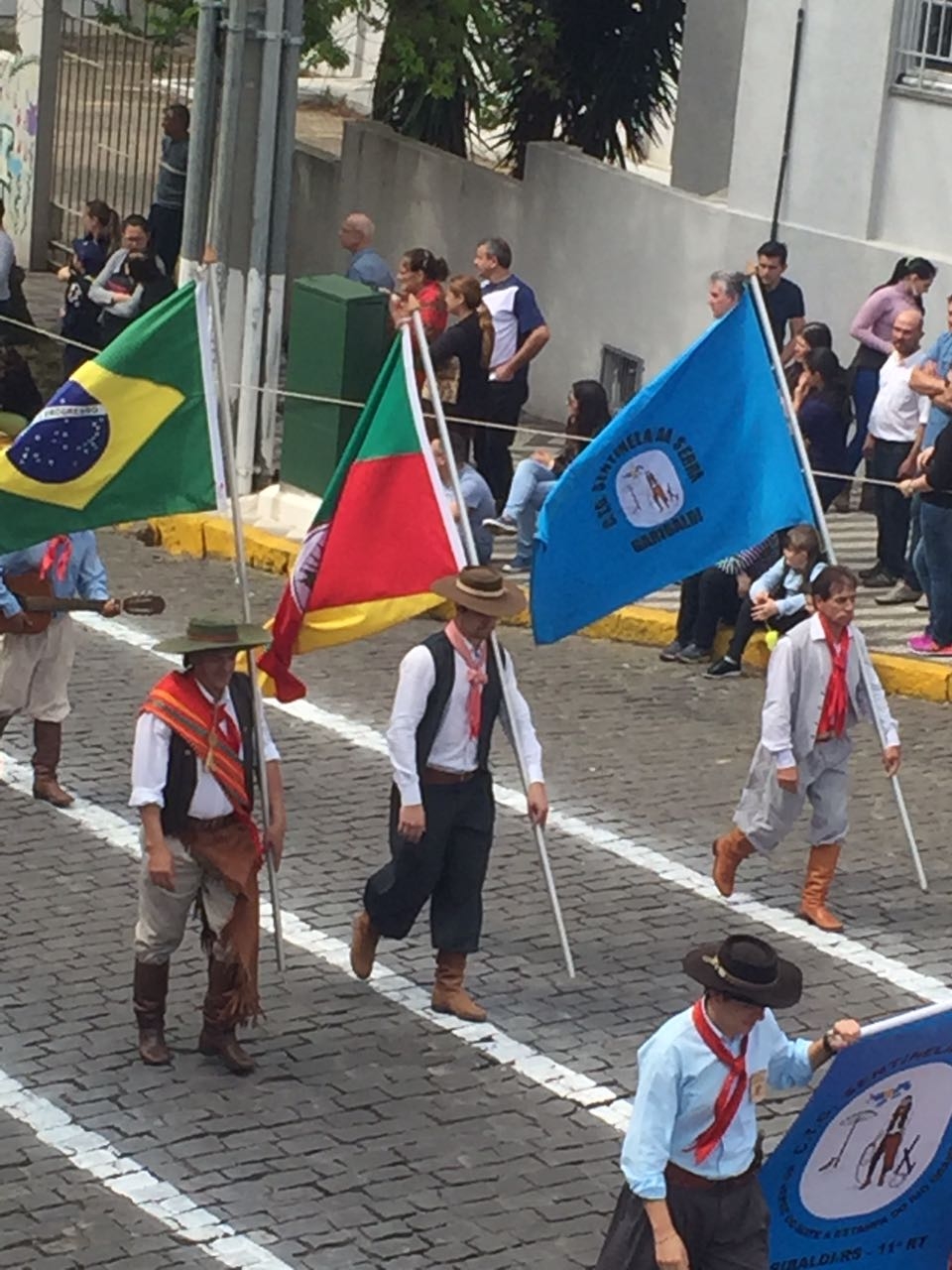 Milhares de pessoas assistem aos desfiles de Garibaldi, Barbosa e Bento