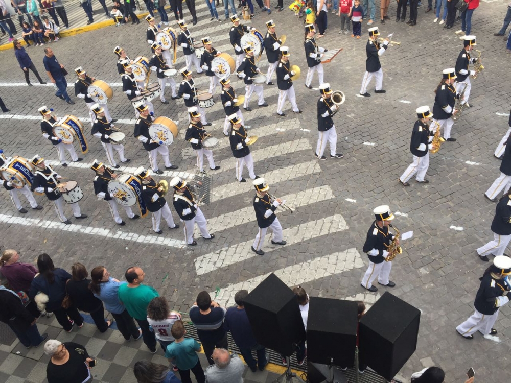 Milhares de pessoas assistem aos desfiles de Garibaldi, Barbosa e Bento