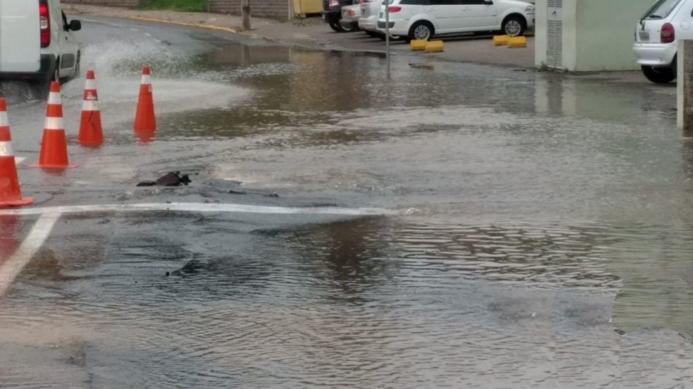 Vazamento alaga Avenida São Roque em Bento