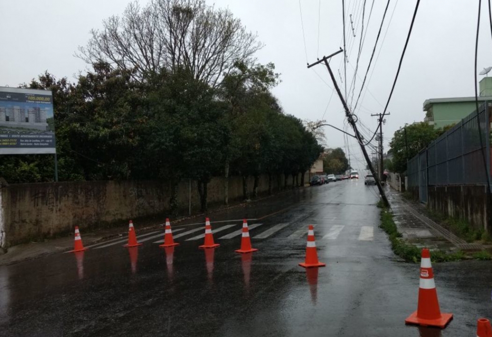 Caminhão derruba poste e bloqueia via em Bento