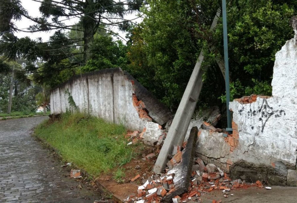 Caminhão derruba poste e bloqueia via em Bento