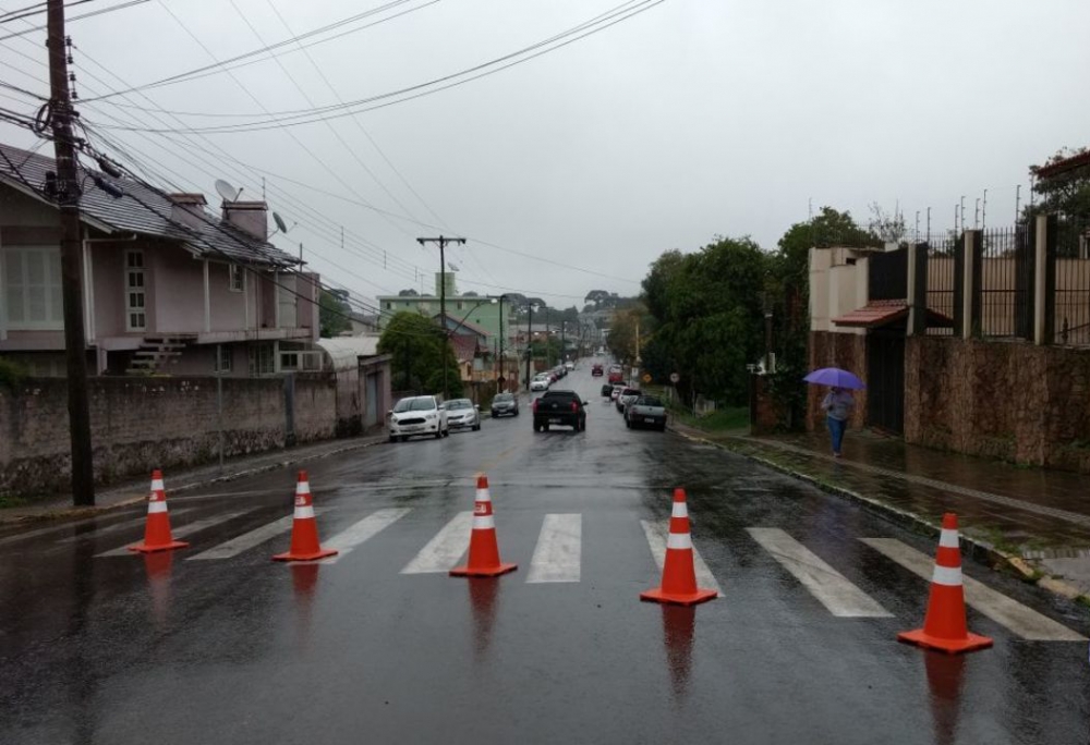 Caminhão derruba poste e bloqueia via em Bento