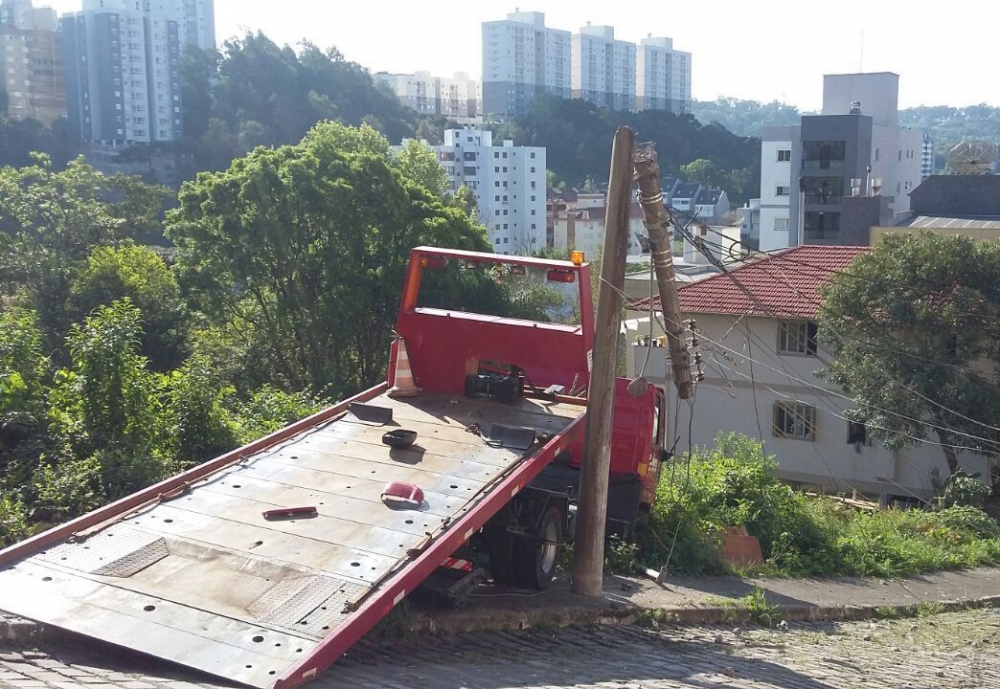 Caminhão desgovernado causa acidente no Borgo em Bento