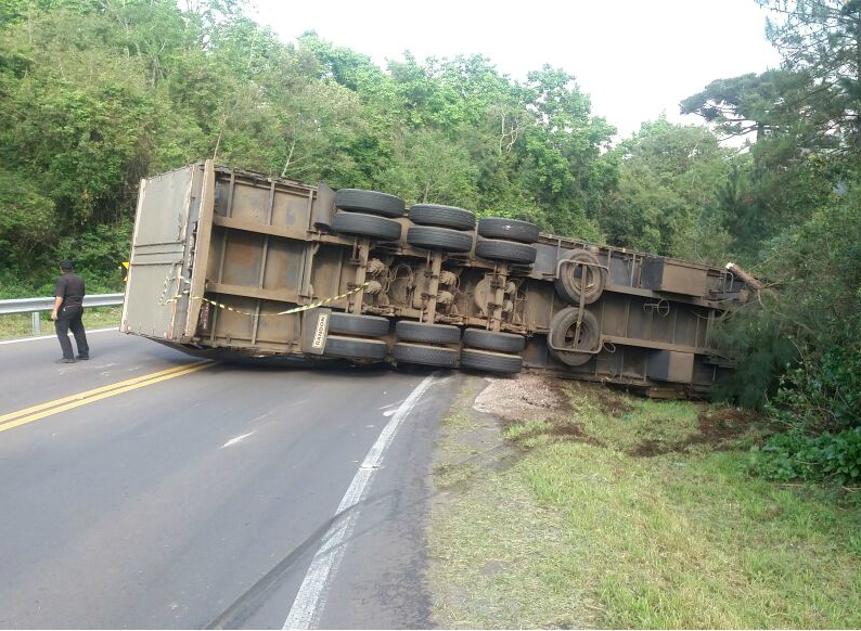 Tombamento na BR-470 em Barão