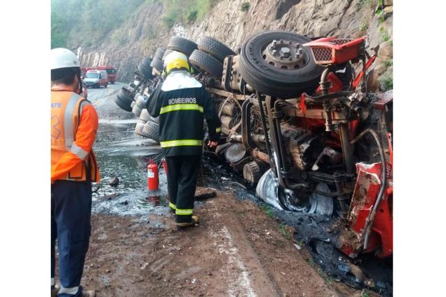 Vazamento de carga tóxica bloqueia ERS-122 em Flores da Cunha