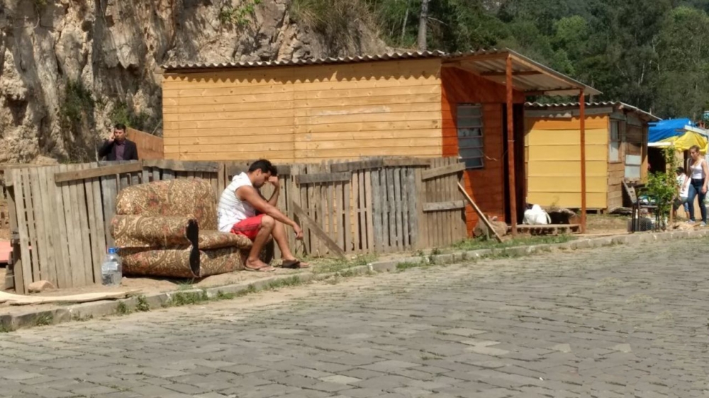 Reintegração de posse retira famílias de área da prefeitura em Bento Gonçalves