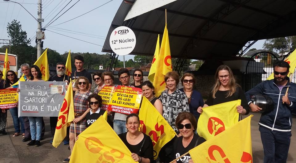 Manifestação do CPERS tira governador Sartori da Fenachamp 2017