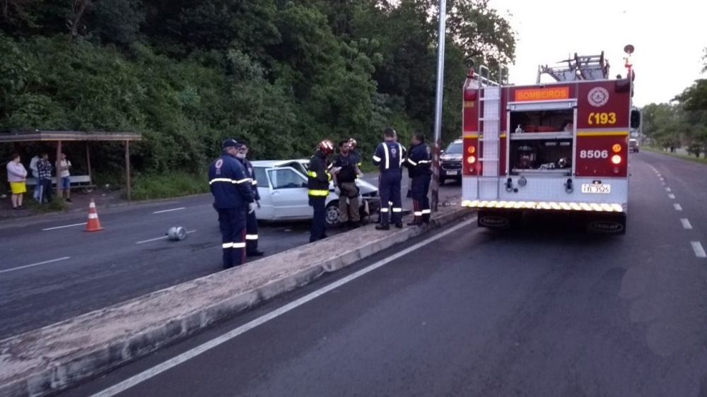 Homem morre após bater seu carro em um poste na BR 470