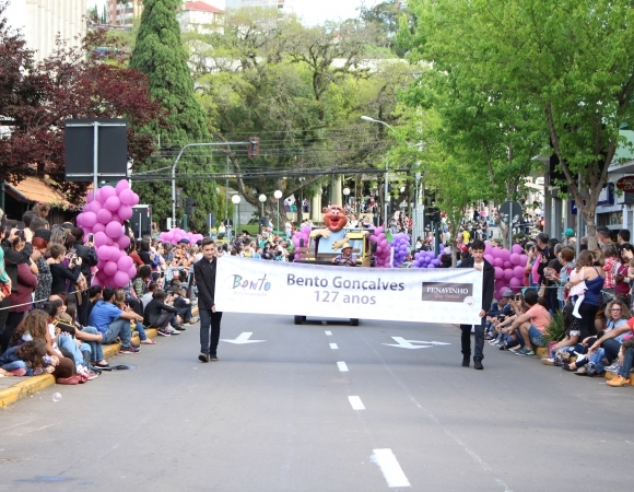 Desfile Temático reúne 15 mil espectadores em Bento