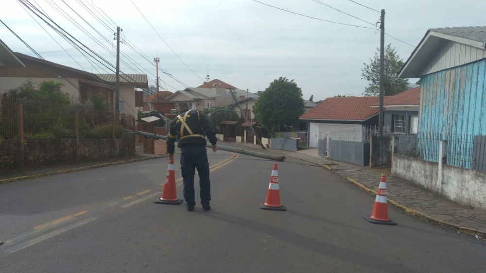 Caminhão deixa moradores do Bairro Aparecida sem energia 