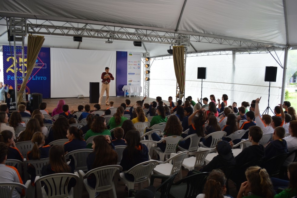 Feira do Livro ocorre no mês de novembro, em Carlos Barbosa