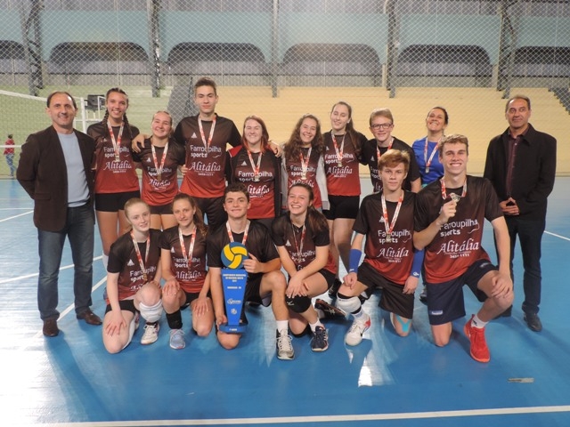 Equipe Mini Gibas é campeã do municipal de vôlei misto em Garibaldi