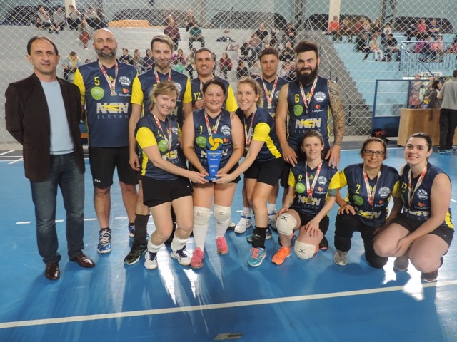 Equipe Mini Gibas é campeã do municipal de vôlei misto em Garibaldi