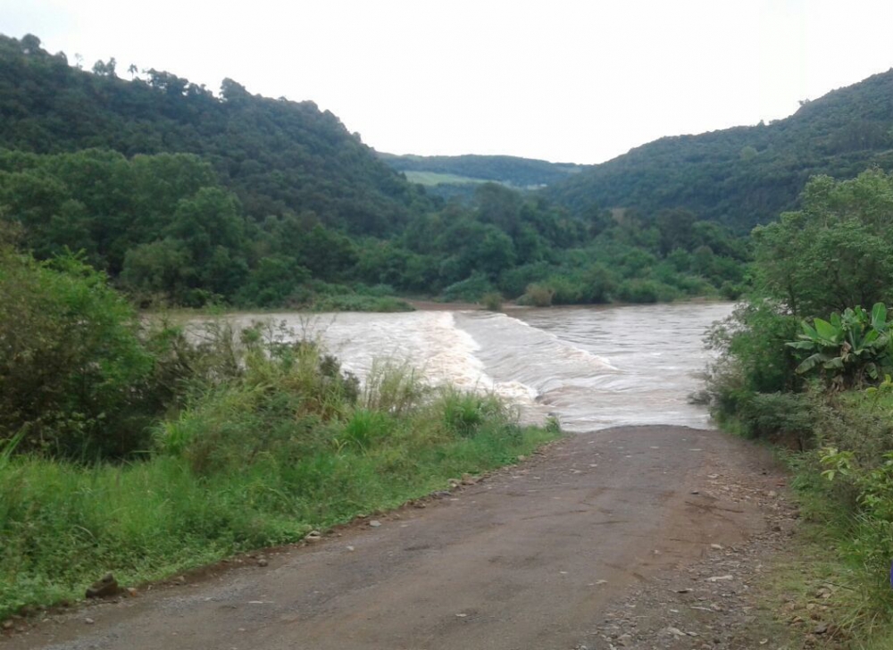 Ponte que liga Bento Gonçalves a Cotiporã continua submersa