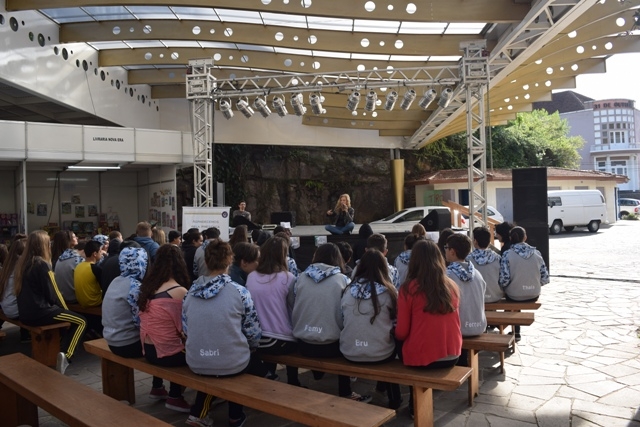 Autora do livro a Casa das Sete Mulheres esteve na feira do livro de Garibaldi