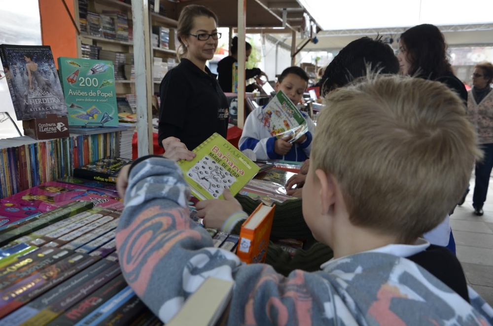 Mais de 20 mil pessoas já passaram pela 32ª Feira do Livro de Bento