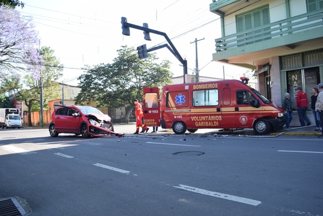 Carro bate em ambulância dos Bombeiros em Garibaldi