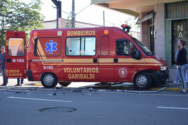 Carro bate em ambulância dos Bombeiros em Garibaldi