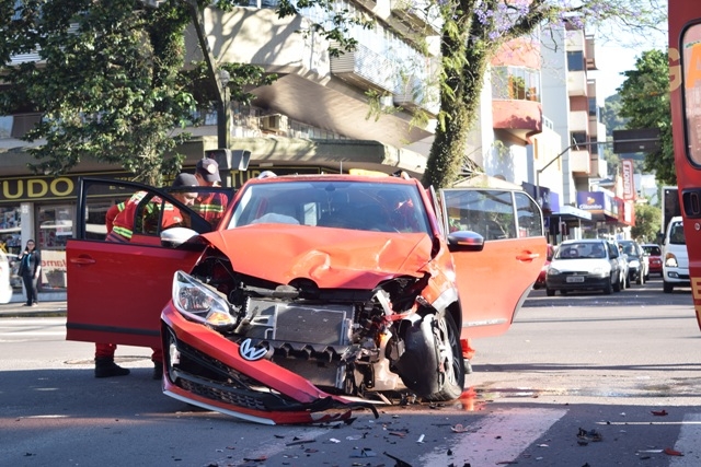 Carro bate em ambulância dos Bombeiros em Garibaldi