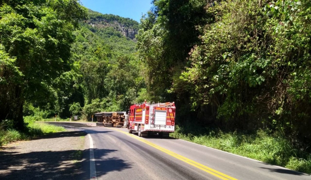 Caminhão de combustível tomba na BR 470 em Bento Gonçalves