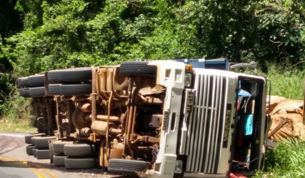 Caminhão de combustível tomba na BR 470 em Bento Gonçalves