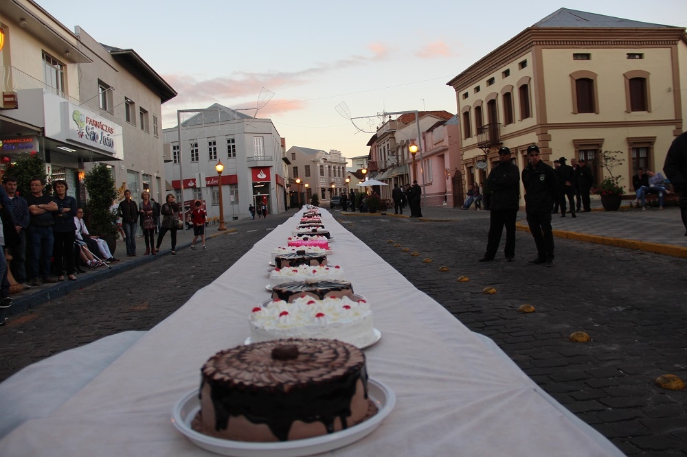 Buarque de Macedo ganhou 117 bolos para celebrar aniversário de Garibaldi