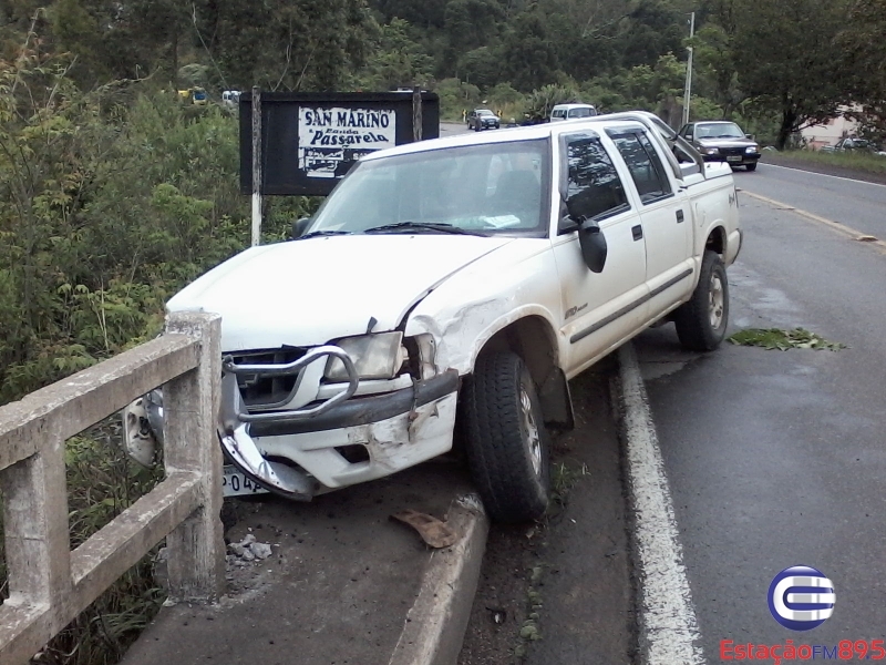 Colisão de caminhonetes em São Vendelino