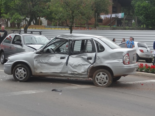 Acidente de trânsito envolve quatro veículos em Garibaldi