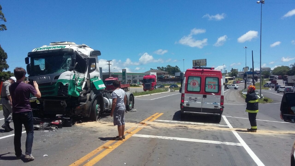 Acidente envolve duas carretas na BR 470 em Garibaldi