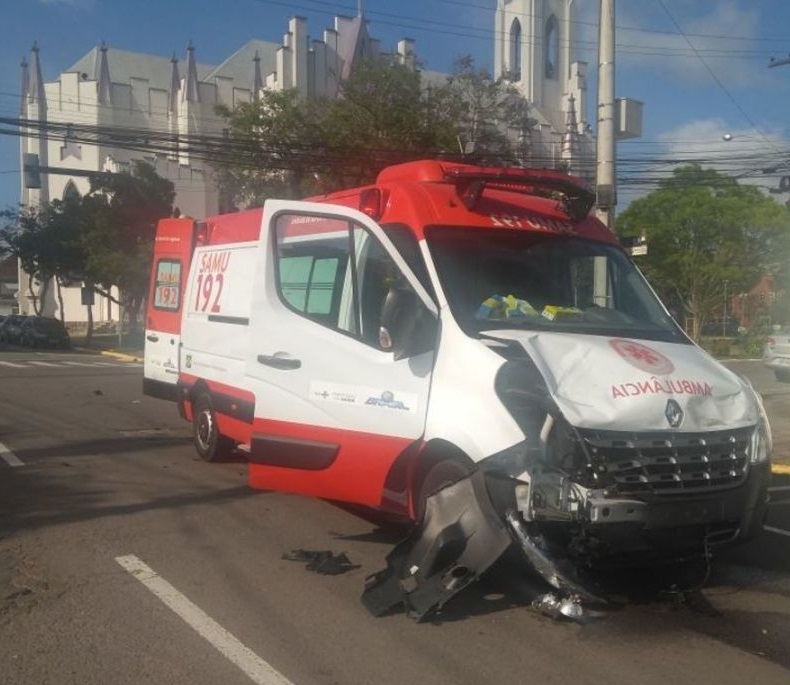 Acidente envolve ambulância do Samu em Bento Gonçalves