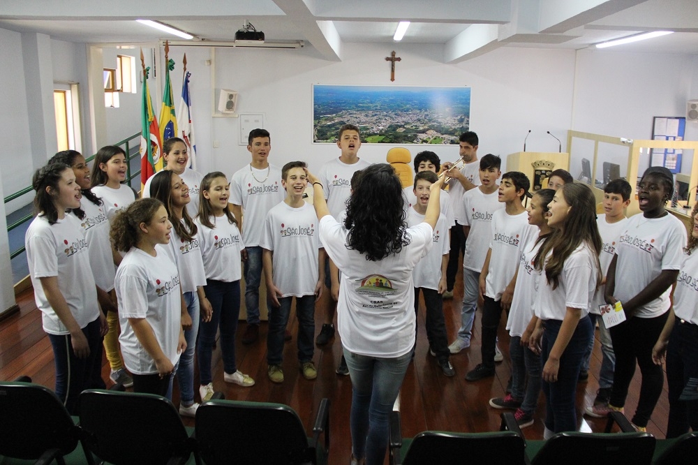 Coro Cultural emociona repartições públicas do município de Garibaldi
