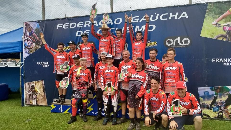 Atletas bento-gonçalvenses vencem campeonato de Downhill