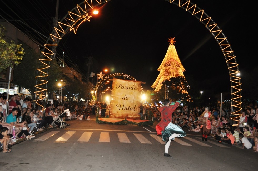 Parada de Natal atrai milhares de pessoas em Carlos Barbosa