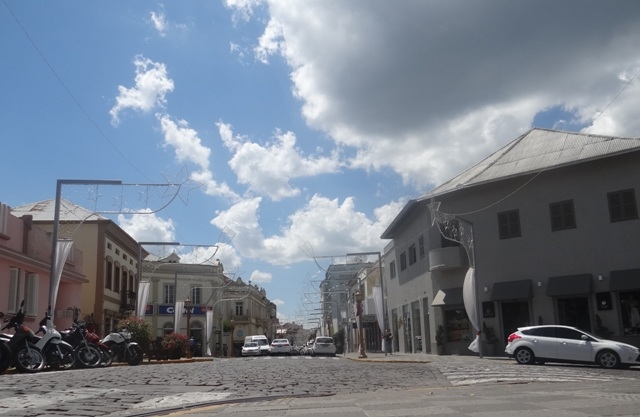 Final de semana com tempo quente e muita chuva