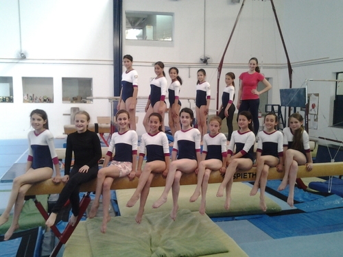 Pequenas ginastas de Farroupilha treinam em espaço de padrão olímpico