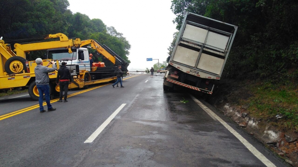 Caminhão transportando suínos tomba na BR 470 em Garibaldi