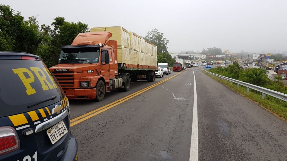 Caminhão transportando suínos tomba na BR 470 em Garibaldi