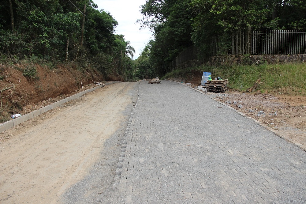 Obras de pavimentação em andamento em Garibaldi